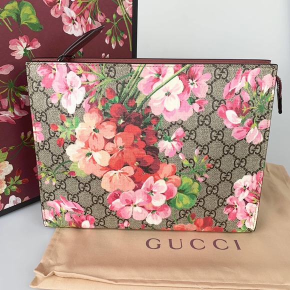 Gucci Handbags - NIB Gucci GG Blooms Clutch Bag